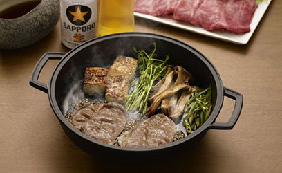 肉を焼き付けて味わう すき焼き