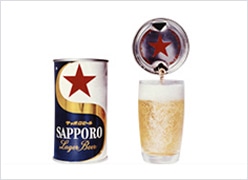 缶切りで開ける缶ビール