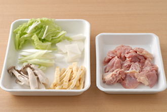 大根は皮をむき、５センチ厚さのいちょう切りにする。ねぎは２cm幅の斜め切りにする。白菜はざく切りにする。しめじは根元を切り落とし、小房に分ける。油揚げは１センチ幅に切る。鶏肉は一口大に切る。