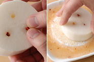 もみじおろしは市販品もありますが、おろしたての風味のよさは抜群なので、ぜひ作ってみてください。大根の皮をむき、菜箸で切り口に２～３カ所穴を開け、種を取った赤唐辛子を埋め込みます（入りにくい場合は、菜箸で差し込んで）。赤唐辛子ごとすりおろせば、もみじおろしのでき上がり。あまり赤くならないと感じるかもしれませんが、辛みは充分。ポン酢醤油をかけると、きれいな色が出てきます。