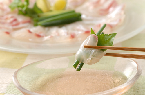 鯛の薄造り　さわやか梅肉たれ