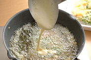かき揚げのころもは薄いので、揚げ油に入れたあと、すぐにころもを少量上からたして、つなぎにします。また、揚げ油に入れてすぐは、いじらないのが基本。あまりバラバラになりそうな場合は菜箸で少し寄せますが、それ以外は表面が固まるまで待ってから、菜箸で上下を返して色よく揚げます。