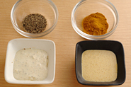 カレーディップ（写真左）のほかには、こしょうをきかせたペッパーディップもおすすめです（写真右）。マヨネーズ大さじ２、にんにくのすりおろし少々、牛乳小さじ１を混ぜ合わせ、こしょうをたっぷり入れて風味と辛みをつけます。こしょうは、味をみながら好みの量を入れてください。
