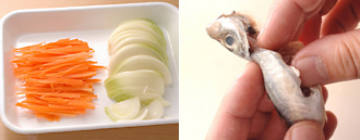 玉ねぎは縦薄切りにする。にんじんは皮をむき、5～6センチ長さのせん切りにする。赤唐辛子は種を取って小口切りにする。小あじはキッチンはさみなどでえらの下に三角に切り込みを入れ、内臓とえら（ギザギザしている部分）を取り除く。水できれいに洗い、水気を拭く。