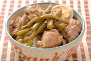 小どんぶり風にして食べるのもおいしい。甘酸っぱい煮汁がご飯とよく合うので、煮汁ごとたっぷりかけましょう。