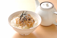なめろうを温かいご飯にのせ、茶漬けにして食べるのもおいしいものです。このとき、あれば白ねりごまを少しかけて一緒に混ぜて食べると、みそにごまの風味が加わってさらにおいしくなります。お酒の〆に出しても喜ばれます。