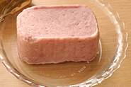肉加工食品の缶詰、ランチョンミートを加えると、さらに本格的な沖縄風のチャンプルーになります。ハムのような味と食感で、アメリカ本土やハワイで多く食べられていて、沖縄料理にもよく使われます。使い方はハムやソーセージと同じなので、そのまま焼いたり、炒めものなどに使えます。