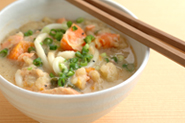 鍋のしめにはうどんをどうぞ。残った煮汁にゆでうどんを加えて温めます。じゃがいもでとろみのついた煮汁がうどんによくからみます。万能ねぎの小口切りを散らしたり、一味唐辛子をふればさらにおいしい。