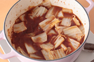このレシピのポイントは、野菜自身の水分を引き出して、そのうまみで煮込むこと。デミグラスソースで煮込むだけで、写真のようにたっぷりの水分が出てきます。白菜の軸が柔らかくなって、汁に浸ってきたら、ハンバーグを加えましょう。