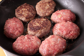 フライパンにサラダ油を中火で熱し、ハンバーグのたねを並べる。こんがりと焼き色がついたら裏返し、裏面にも焼き色をつける。1のデミグラスソースの鍋に入れ、白菜の葉をかぶせてふたをする（葉が全部入りきらない場合は、しばらく煮てかさが減ってから、残りの葉をたしていけばよい）。白菜がしんなりしたら、弱めの中火で10～15分煮る。