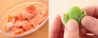 鮭は皮とあれば骨を取り、一口大にそぎ切りにして、 Aをからめて5分おく。そら豆は、浅く切り込みを入れて、熱湯で30～40秒ゆでる。ざるに上げ、さっと水をかけて粗熱をとり、すぐに皮をむいて半分に割る。