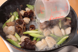 同じフライパンにサラダ油大さじ1と1/2をたし、にんにく、しょうがを炒める。香りがたったらささみを入れて炒める。肉の色が変わったら、アスパラガスを加えて炒め、きくらげも加えて炒める。Bを加え、ふたをして1～2分蒸す。水分がなくなったら、ふたを外し、卵を戻し入れ、強火で大きく混ぜて仕上げ、こしょうをふる。