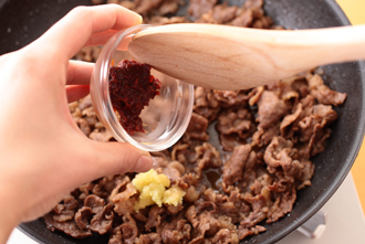 牛肉のピリ辛炒めを作る。フライパンにごま油を中火で熱し、牛肉を炒める。肉の色が変わったらBを上から順に加えて炒め煮にする。水分がなくなってきたらにんにく、ねぎを加えて混ぜ合わせ、火を止める。器にご飯を盛り、たけのことスナップえんどうをのせ、その上に牛肉をのせ、混ぜながら食べる。コチュジャンを添え、好みで辛みをたしてもよい。