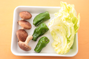 野菜は、好みのものなら何でもＯＫ。しいたけ、ピーマン、キャベツなどは、火が通りやすくて、肉との相性も良いのでおすすめです。