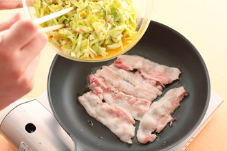フライパンを中火で熱し、サラダ油を薄く塗って豚肉を並べ入れる。肉の色が変わり始めたら2のたねを上にのせ、形をととのえ、ふたをして4～5分焼く。反対側も、ふたをしないでこんがりするまで3～4分焼く。皿に盛って食べやすく切り、ソース、マヨネーズ、削り節、青のり（すべて分量外）を好みの量かける。