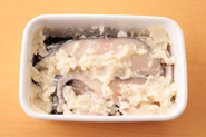 酒粕が余ったら、粕漬けを作りましょう。すりばちなどに酒粕を入れ、すりつぶすようにしながら、酒、みりんを加えて、なめらかになるまで混ぜます。ふたつきの保存容器に入れます。下処理をした魚の切り身（塩少々をふって2時間ほどおき、水気を拭き取る）を入れてからめ、冷蔵庫へ。酒粕200gに対して、酒1/4カップ、みりん1/4カップくらいが目安。魚は、ぎんだら、さわらなど好みのものでOK。翌日から食べられますが、3日目くらいがおいしい。