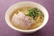 煮汁には、豚肉のうまみがしっかり出ています。捨てずにそのままスープとして食べましょう。味つけをして、ゆでた沖縄そばにかければ、おいしいソーキそばのでき上がり。スープのつくり方：煮汁2カップを鍋に入れ、花かつおひとつかみを加えてこし、塩小さじ1/2、酒大さじ2、みりん大さじ1を加えて味つけする。