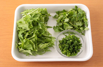 豚肉を鍋から取り出して塩をふり、食べやすく切って皿に盛る。にんにくは薄切り、万能ねぎは小口切りにする。香菜は長さ2センチに、水菜は長さ5センチに切って豚肉に添え、糸唐辛子を散らす。