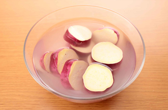さつまいもは皮つきのまま厚さ1センチの輪切りにし、水に2～3分さらす。玉ねぎは皮つきのまま1個は縦8等分に、1/2個は縦4等分のくし切りにする。にんにくは丸ごと横半分に切る。