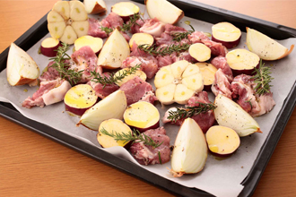 オーブンの天板にオーブン用シートを敷き、豚肉、さつまいも、玉ねぎ、にんにくを並べ、全体にローズマリーを散らす。オリーブ油大さじ2～3をまわしかけ、190度のオーブンで20～25分焼く（途中で１回、肉とさつまいもの上下を返す）。皿に盛って、オリーブ油少々、粗挽き黒こしょうをふる。好みで、マスタードとはちみつを混ぜたものを添え、つけて食べるのもおすすめ。