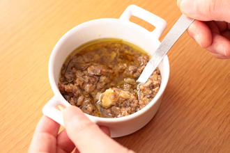 小鍋（または耐熱の器）に、つぶしたにんにくとアンチョビ、バーニャカウダの残りの材料を入れて混ぜ、弱火で温める。小さなコンロなどがあれば、食卓で温めながら、野菜をつけて食べましょう（コンロがなければ、器に盛って。）