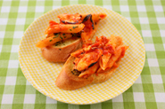 ピリ辛トマトソースは、ガーリックトーストとよく合います。パスタに添えてソースといっしょに、パスタをソースといっしょにガーリックトーストにのせて食べてもおいしい。