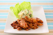 同じ味つけで鶏肉も焼けます。豚肉とは違った印象になってメニューのレパートリーが広がります。鶏もも肉（大）1枚を食べやすく切って、豚肉と同様に焼くだけです。