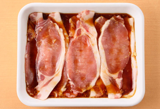 豚肉に塩をふる。混ぜ合わせたAを、豚肉にからめて10分ほどおく。
