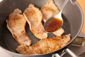 フライパンを中火で熱し、豚肉を並べ入れる（下味にごま油が入っているので、油を敷かなくてよい）。両面がこんがりとするまで焼き、漬けておいた汁の残りを加え、フライパンをゆすりながら全体にからめる。皿にキャベツ、クレソンをのせ、豚肉を盛りつける。