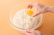 ビーフンはゆでただけでも使えますが、スープをからめておくと、味がしっかりついてよりおいしくなります。ゆでたての熱いうちにスープを加えて蒸しましょう。