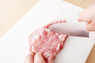 豚肉は筋切りをし、Aをもみ込んで下味をつける。