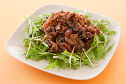 同じ黒ごま風味でも、薄切り肉で甘辛味をからめるとまたちがった味わいになります。豚の黒ごま焼き甘辛風味（4人分）豚バラ薄切り肉300gに塩、こしょう各少々、酒大さじ1をもみ込み、小麦粉をまぶす。サラダ油少々でこんがりと焼き、黒砂糖（粉末）大さじ2、しょうゆ大さじ2をからめ、ざく切りにした水菜の上に盛って、水菜といっしょに食べる。