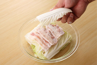 耐熱の皿（直径18～20センチ。汁気が出るので、少し深さのあるものがよい）に、皿の大きさに合わせて長さを切った白菜を敷き、豚肉を2～3枚のせる。同様に白菜と豚肉を交互に重ね、紹興酒をふり、しょうがを散らして蒸し器で15分ほど蒸す。