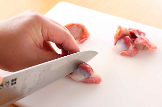 砂肝を食べやすい大きさに切る。