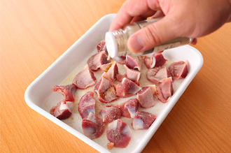 切った砂肝に、塩、こしょう、ガーリックパウダーをふって下味をつける。
