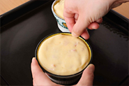 焼く前に、型の端に細い溝をつけておくのがコツ。こうすると、生地がふくらみやすくなり、高さも均一になります。型を親指と人差し指ではさんでぐるりとひと回りさせる要領でOK。