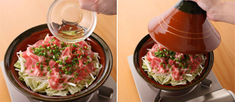 タジン鍋にキャベツ、もやしの順に重ね、豚肉を広げてのせる。こしょうをふり、万能ねぎを散らしてビールを入れる。ふたをして弱めの中火で8分ほど蒸す。
