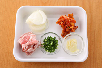 玉ねぎは縦に薄切りにする。万能ねぎは小口切りにする。豚肉はひと口大に切って塩、こしょうをふる。白菜キムチは大きければ食べやすく切る。