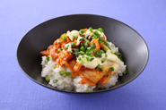 豚キムチをご飯にのせて丼にしましょう。マヨネーズ大さじ2と練り辛子小さじ1/3をのせ、混ぜて食べるとおいしい！