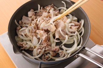 フライパンにごま油を中火で熱し、にんにくを炒める。香りが出てきたら豚肉を加えて炒め、肉の色が変わってきたら玉ねぎを加えて炒める。