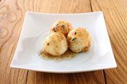 いつものたこ焼きも、だしをきかせた塩だれをかけるとまた違った味わいになります。塩だれ：だし汁1/2カップ、塩小さじ1/4、ごま油小さじ1/2、薄口しょうゆ小さじ1、白いりごま適量、酒小さじ1を鍋で煮立て、水溶き片栗粉（片栗粉、水各小さじ1）でとろみをつける。