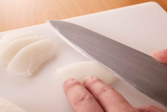 いかは食べやすい大きさに切り、3～4ミリ間隔で格子状に切り込みを入れる。にんにく、ねぎはみじん切りに、赤唐辛子は種を取って小口切りにする。