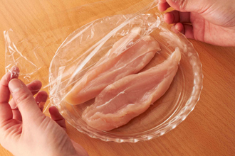 鶏ささみは耐熱の皿にのせ、酒、塩をふってラップをふんわりかけ、電子レンジ（500W）で1分加熱し、ラップをかけたまま冷ます。