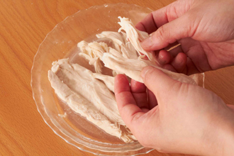 ささみの粗熱がとれたら取り出して、食べやすい大きさにさく。