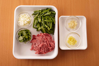 ねぎ、しょうが、にんにくはみじん切りにする。にらは長さ3センチに切る。春雨はゆでて水気をきり、長さ5センチくらいに切る。香菜はざく切りにする。Aを混ぜ合わせておく。