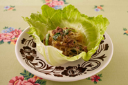 レタスに包んで食べてもよいでしょう。さっぱりとして、野菜もたっぷり食べられます。