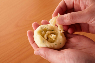 ポテト生地4個を使ってチーズコロッケを作る。ポテト生地1個の中心にピザ用チーズを入れて丸める。同様にして、合計4個作る。ローズマリーの枝を長さ1～2センチに切って１本ずつ刺す。