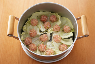 蒸し器の底にキャベツの葉を敷く。2のひき肉だねを12等分にして丸め、キャベツの上にのせる。蒸気の上がったところにのせ、8分ほど蒸す。皿に盛って三つ葉を添え、練り辛子や酢じょうゆをつけて食べる。