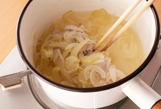 カツオは塩小さじ3/4をふって15分ほどおき、ペーパータオルで水気をおさえる。玉ねぎは薄切りに、セロリは筋を取って斜め薄切りにする。鍋にカツオ、玉ねぎ、セロリ、白ワイン、水1/2カップを入れて中火にかける。煮立ったらアクを取り、弱火で25分ほど煮る。
