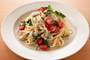 パスタソースにしてサッと火を通すとまた違った味わいになります。オリーブ油でプチトマトとルッコラ適量を炒め、ゆでたスパゲティとリエット適量を加えてひと混ぜします。あまり長く炒めないで、混ぜる程度にするのがポイントです。